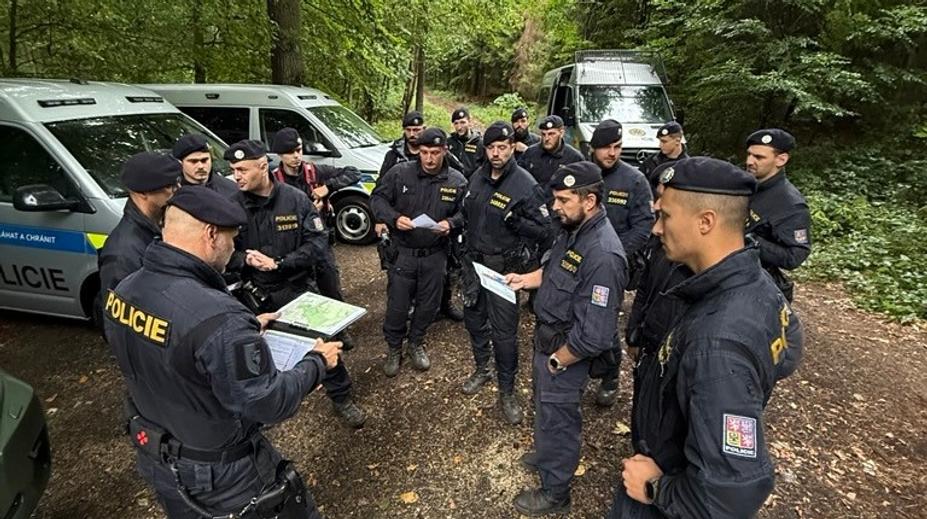 Policie svolala mimořádný brífink. V lese ve Frýdku-Místku našli tělo
