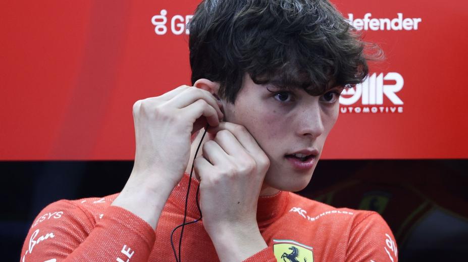 Bearman si střihne další závod F1. Nahradí potrestaného Magnussena