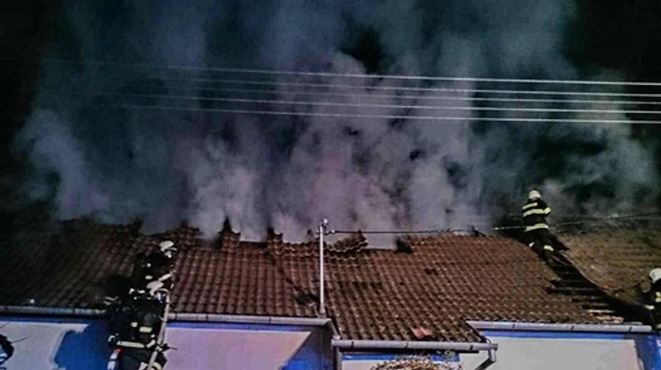 Plameny pohltily střechu domu, vyhlášen 2. stupeň polachu