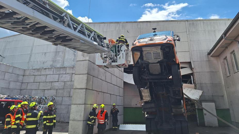Kuriózní nehoda u Prahy. Zavírající se dveře zvedly popelářské auto do vzduchu