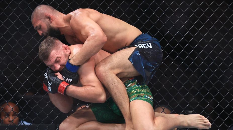 Čimajev získal pás ve střední váze, v UFC porazil Du Plessise na body