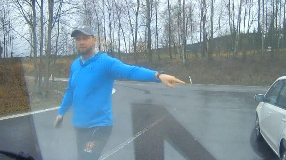 Agresivní dozorce napadal jiného řidiče. Potrestají ho nadřízení!