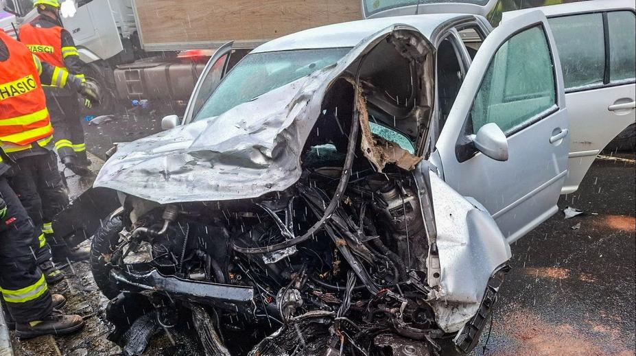 Řidička z Jesenicka dostala na kluzké silnici smyk. Čelně se srazila s kamionem