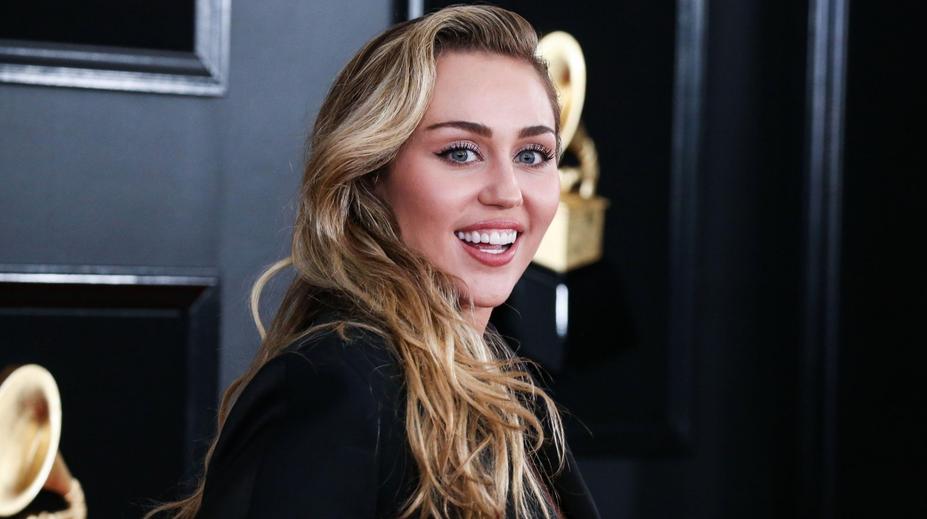 Miley Cyrus se na pódiu rozplakala. Na koncertě se svěřila se svou bolestí