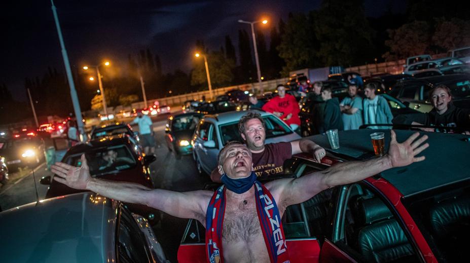 Autokino, pivo, klobásy! Česko ukázalo Premier League cestu, píší v Anglii