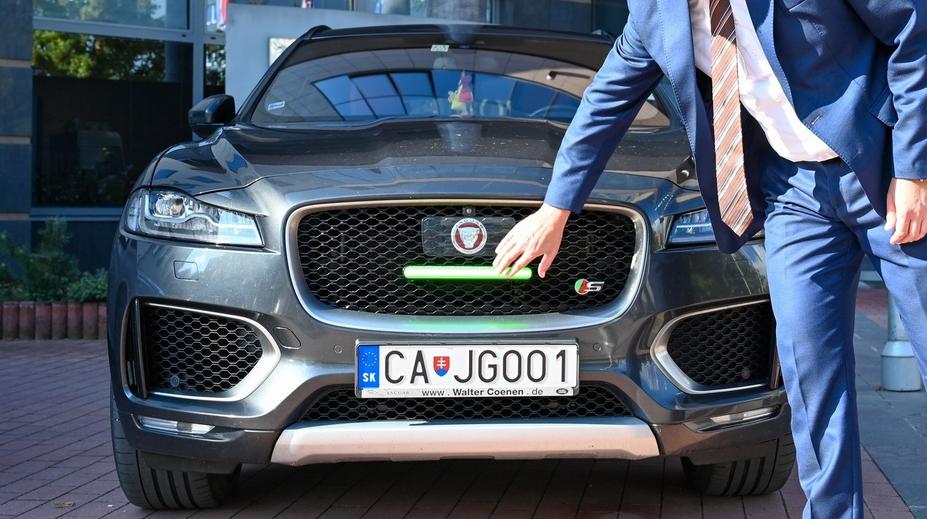 Na autech přibude další brzdové světlo. Změnu už schválila první země