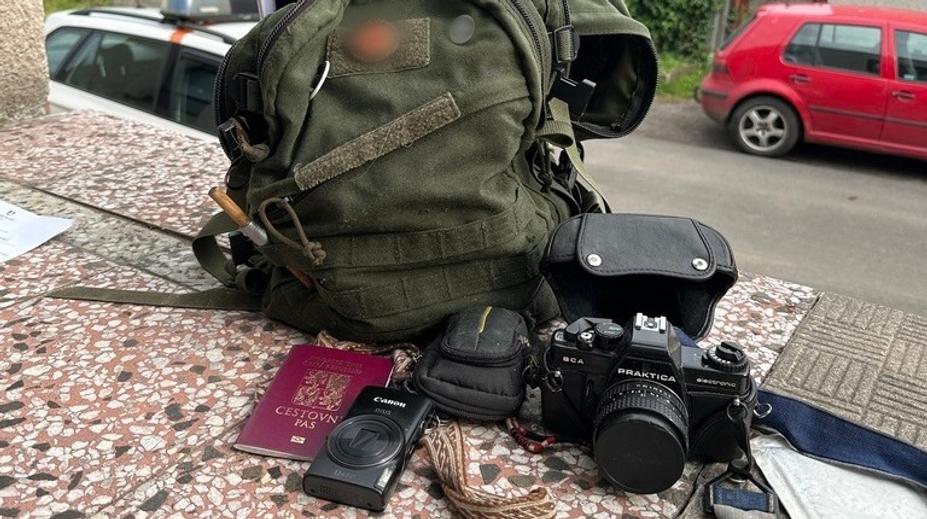 Poctivá žena našla batoh s foťáky a vše vrátila. Dostala odměnu
