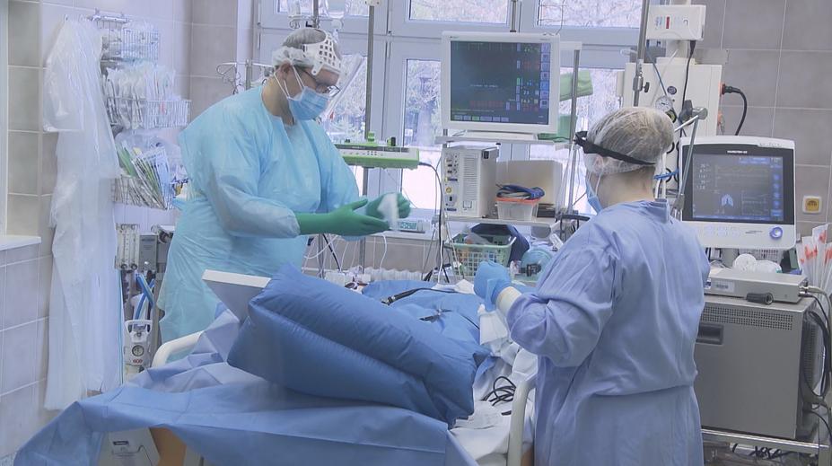 Nemocnice na hraně propasti. Přes den volných lůžek ještě ubylo