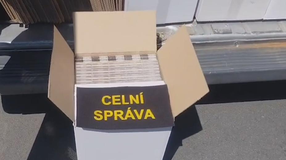Celníci objevili statisíce nekolkovaných cigaret. Stát mohl přijít o miliony