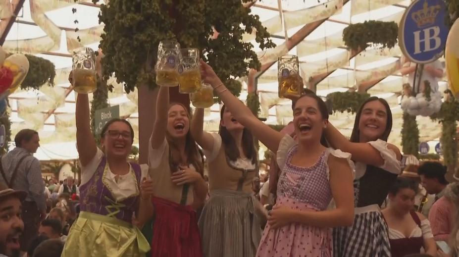 Oktoberfest slavnostně začal. Přijel i německý kancléř