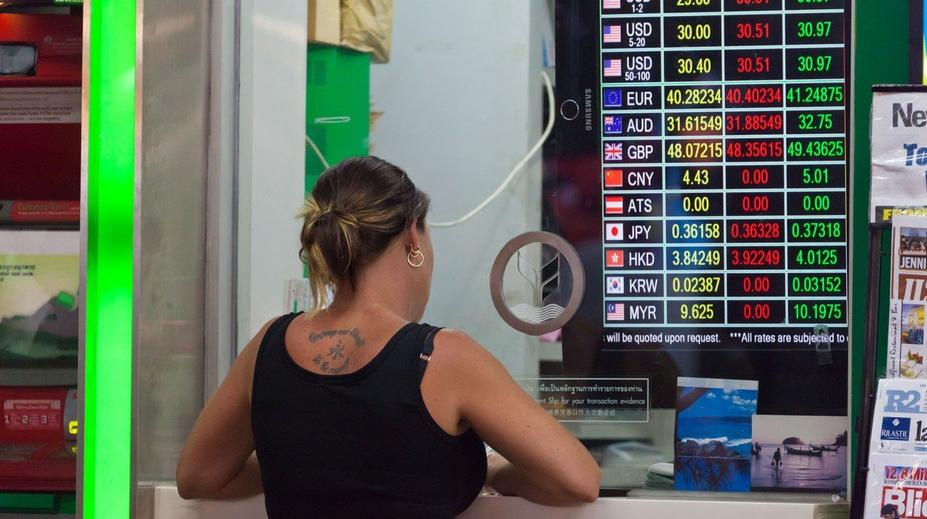 Ideální doba koupit eura, hlásí ekonomové. Dovolená jinak podraží