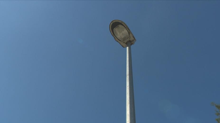 Čísla na lampách zachraňují životy. V Praze 9 nefungují, radnice to netušila