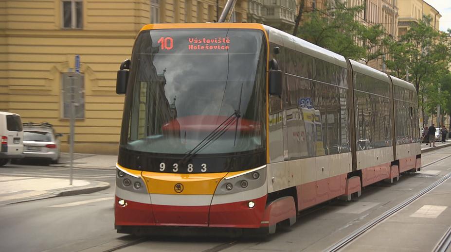 Tramvaják, který napadl ukrajinský pár s vnukem, míří před soud. Hrozí mu vězení