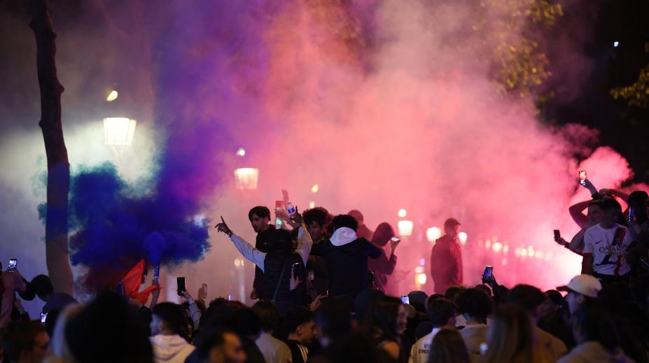 Šílené oslavy fanoušků PSG. Zapálená auta, jeden člověk vážně zraněn