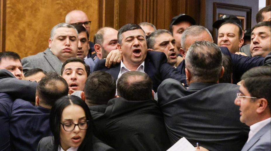 VIDEO: Bitka přímo v parlamentu. Poslanci se do sebe pustili hned dvakrát