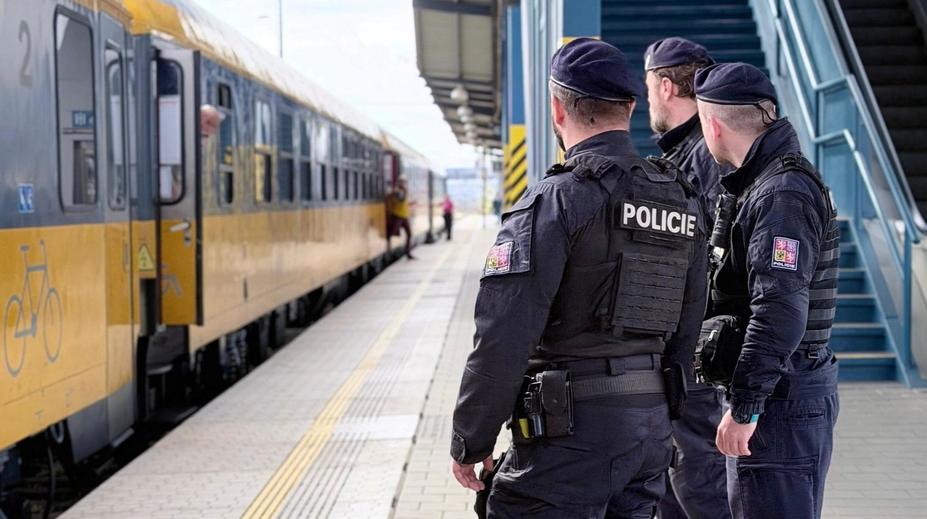 Muž se měl ve vlaku dotýkat dítěte a hladit si rozkrok. Policie se ho snaží vypátrat