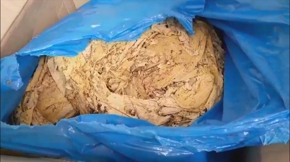 Muž nelegálně prodával tabák. Byl plesnivý a prolezlý červy