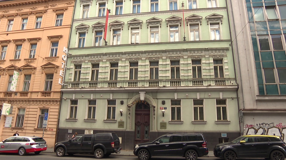 Hlasitý alarm zavřeného hotelu rušil dvě pražské ulice. Nikomu se nešlo dovolat