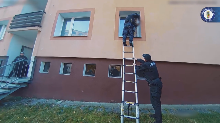 Seniorka se doma zaklínila a křičela o pomoc. Strážníky v bytě čekalo velké překvapení