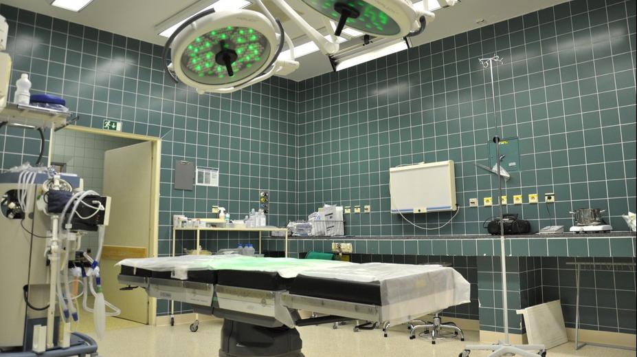 Zdravotníci připoutali sestru k operačnímu stolu. Dlouhé minuty ji mučili