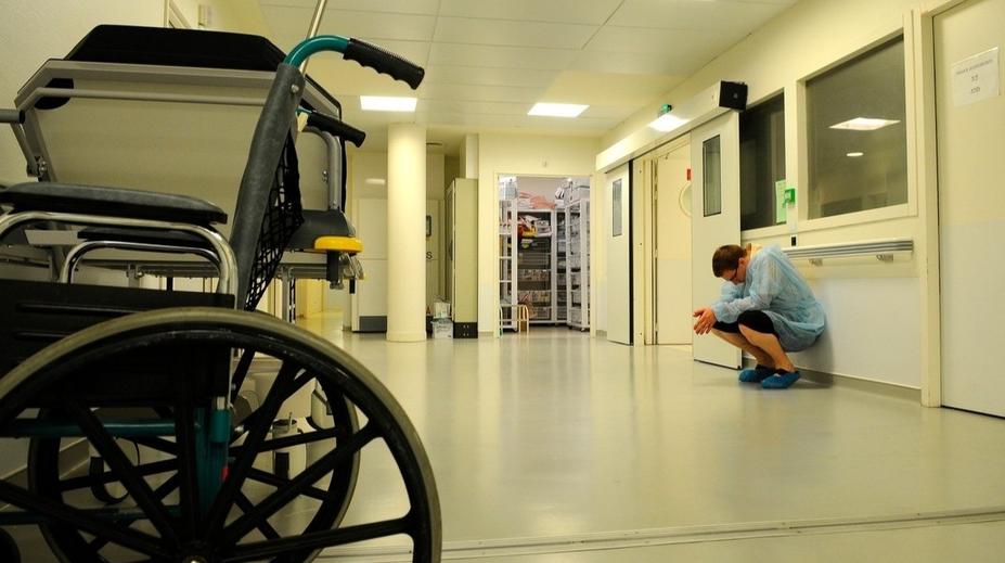 Pacienti museli v ambulanci čekat na zemi. Židle přidat nemůžeme, tvrdí nemocnice