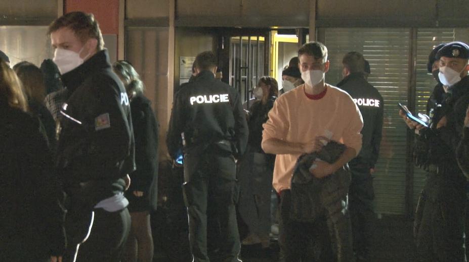 Policisté utnuli párty v načerno otevřeném klubu na střeše OD Kotva
