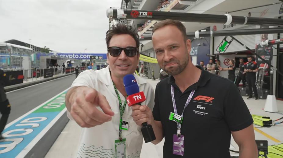 We are live! Reportéra Novy pozval na gridu F1 známý komik do svého pořadu