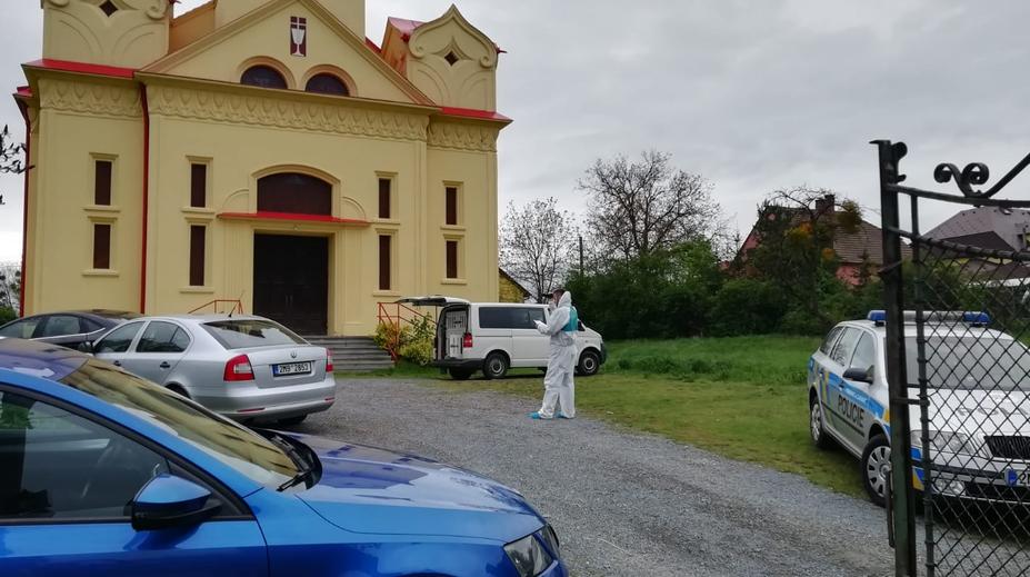 Brutální vražda na faře: Ze zabití muže ve vaně obvinili mladíka (22)