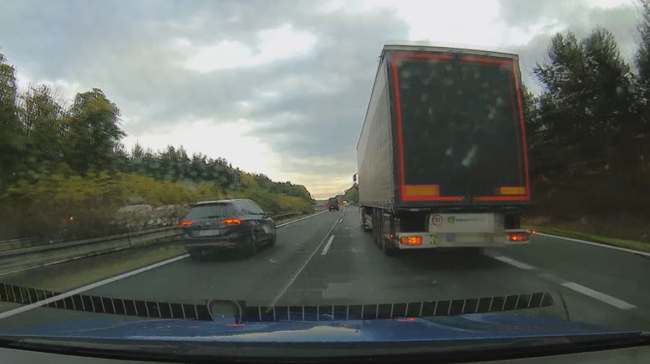 Brzda, sprcha nadávek a málem infarkt. Kamion se cpal na dálnici, jel podle vás nebezpečně?