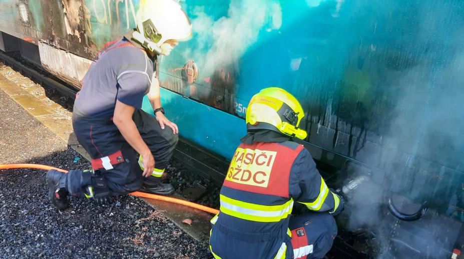 Dva požáry na železnici. Hořelo převážené dřevo i lokomotiva rychlíku