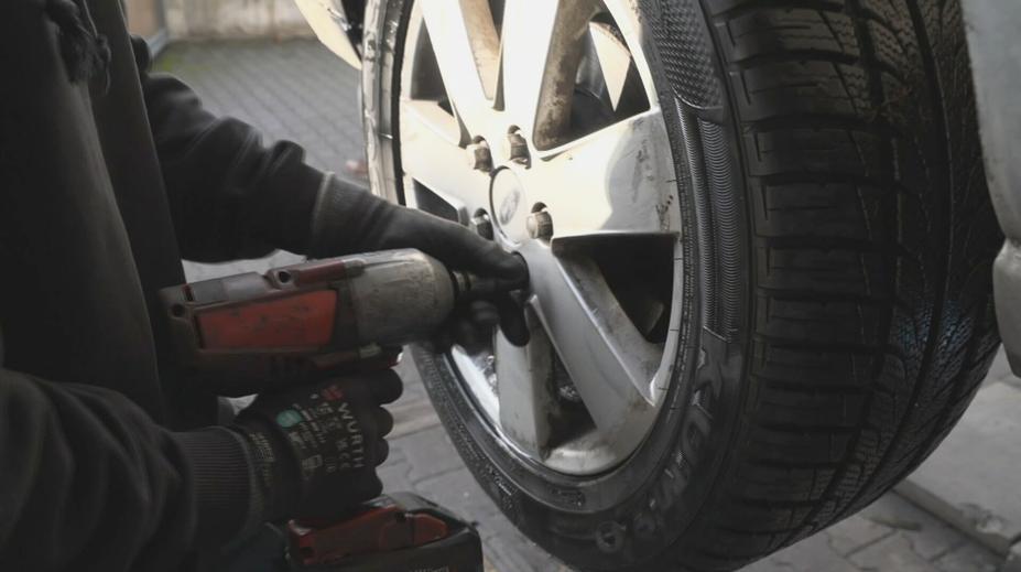 Co jste nevěděli o přezouvání pneumatik. Expert upozorňuje na možná úskalí