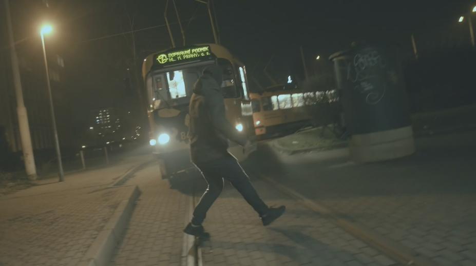 Stoupá počet střetů chodců s tramvají. Vláda zvažuje tresty za nepozornost