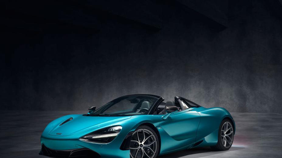 A je to venku! Luxusní hypersport přišel o střechu i křídla