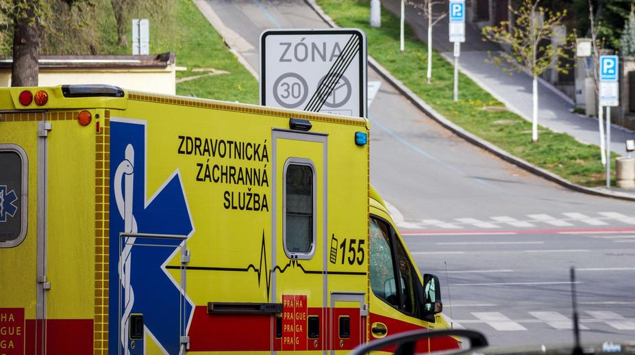 Muž si po pádu na ulici poranil hlavu a ztratil vědomí. Měl zřejmě záchvat