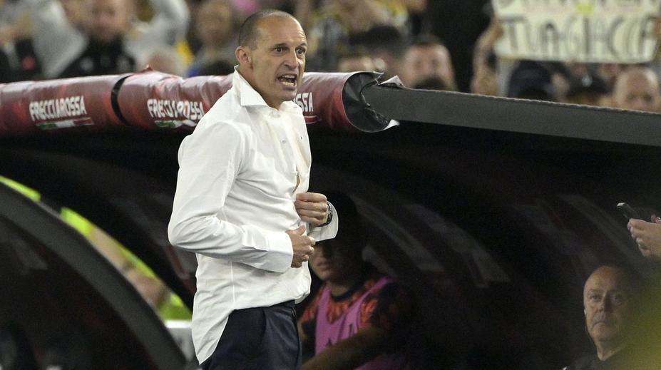 Trenér Juventusu má rekordní trofej, při zápase ukázal divoký striptýz