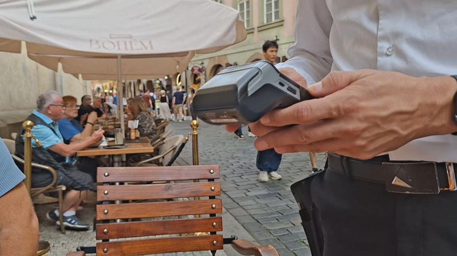 Vyhlášená restaurace obírala své hosty. Účtovala spropitné, o kterém lidé nevěděli