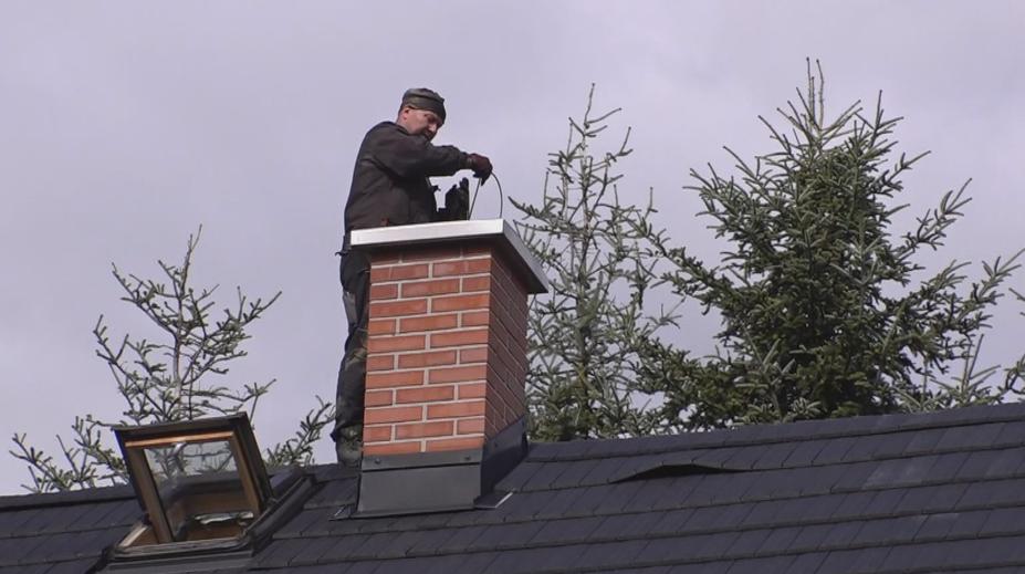 Kominíci mají plno, sousedé dusí okolí kouřem. Topná sezóna přináší problémy