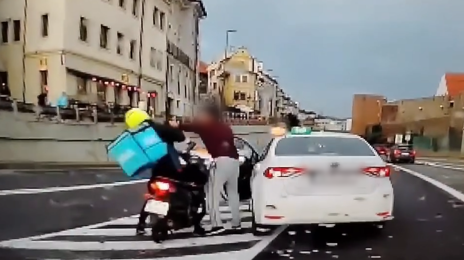 VIDEO: Kurýři se poprali uprostřed silnice. Není divu, že je jídlo rozlité, reagují lidé