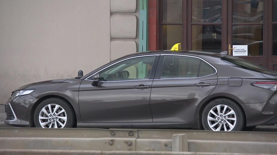 Domluvit se v Česku s taxikářem může být těžké. Většina z nich jsou cizinci