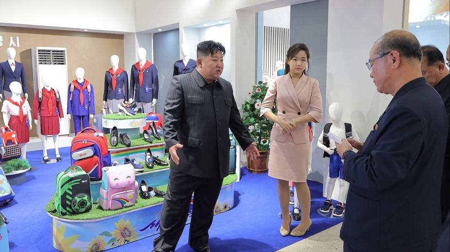 Šíří se zprávy, že je Kim Čong-un v kómatu. KLDR zveřejnila nové fotky svého vůdce