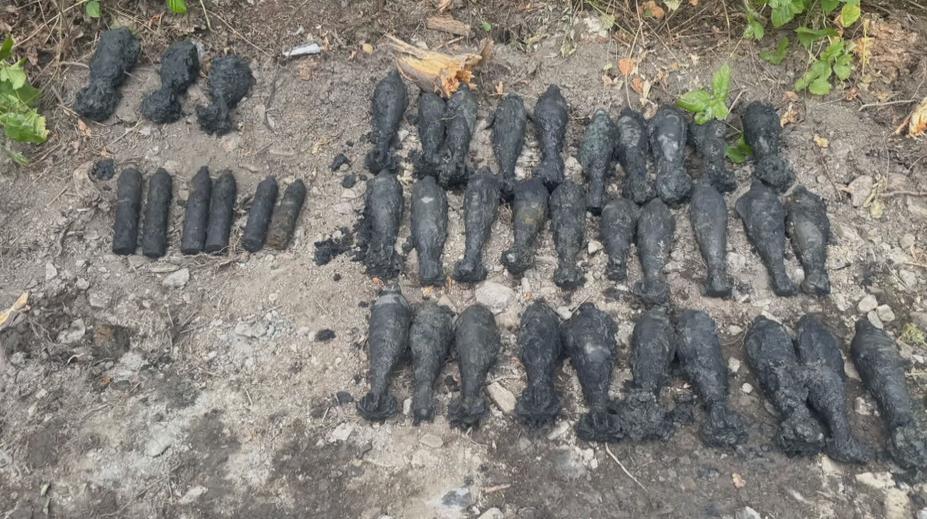 Nebezpečný nález min a granátů. K potoku musel přijet pyrotechnik