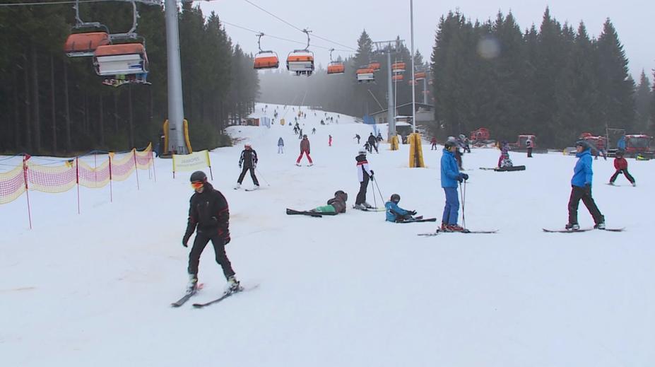 Teplá zima zaútočila na sjezdovky. V Česku se však stále lyžuje. PŘEHLED