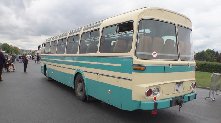 Prahou se proháněly historické autobusy. Lidé se mohli projet vyřazenými modely