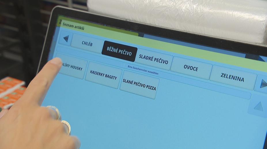 Samoobslužné pokladny se zdokonalují. AI jim pomáhá rozpoznat rohlík od housky