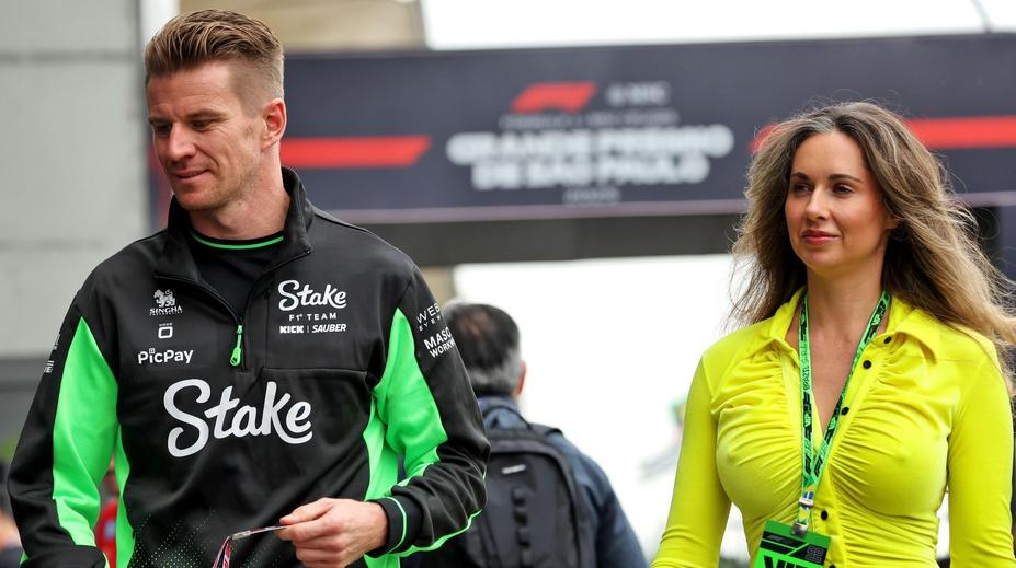 Závodník F1 ukázal v Brazílii manželku. Ta v sexy šatech vyrazila lidem dech