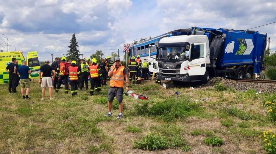 V Prostějově narazil vlak do nákladního vozidla. Na místě je několik zraněných