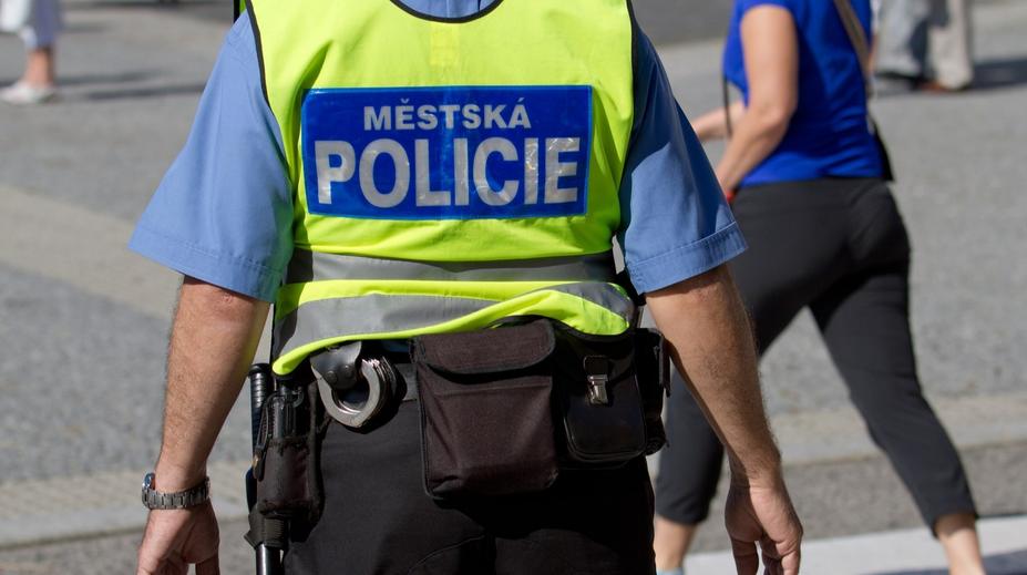 Strážníci řešili nezvyklý případ. Muži jezdili v kontejneru na odpad a rušili lidi