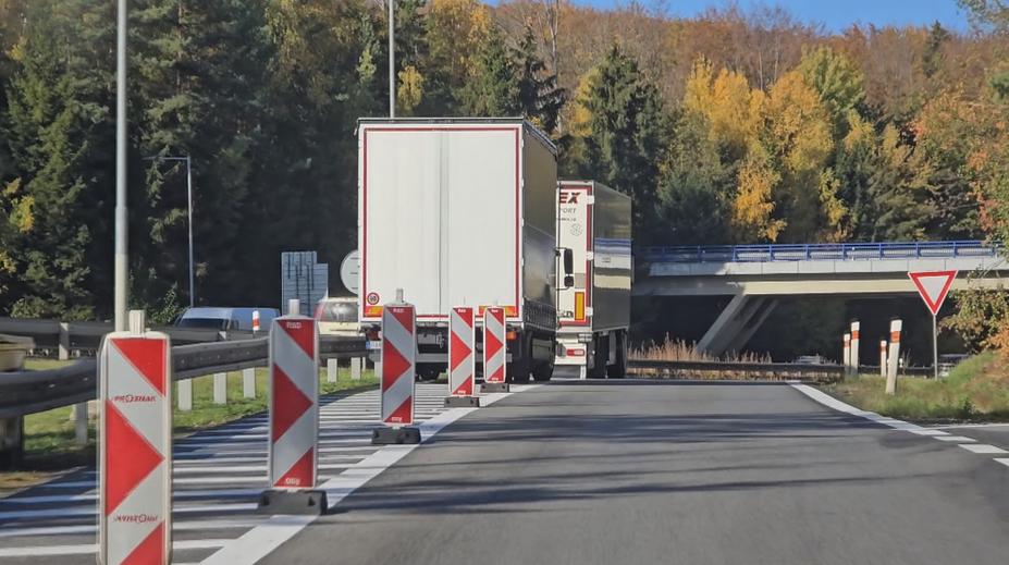Policie si posvítila na špatně parkující kamiony na D1. Rozdala desítky pokut