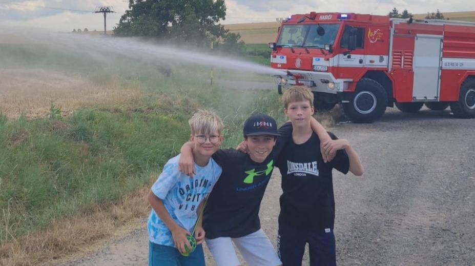 Malí hrdinové z Chrudimska! Kluci si všimli požáru na poli a začali sami hasit