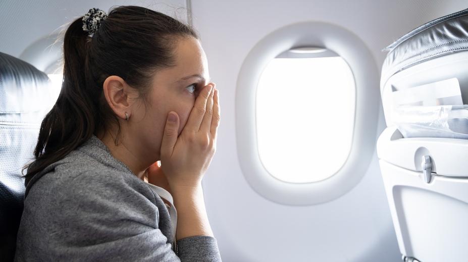 Žena se svlékla, křičela a obtěžovala cestující. Letadlo se muselo vrátit